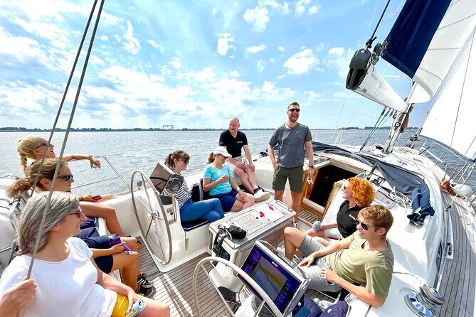 Authentic Sailingtrip "Beyond the Borders of the Port of Hamburg" - From Vorsetzen to Wedel and Back: What the Cruise Loop Teaches You