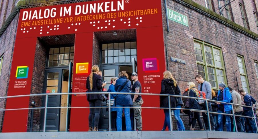Dialog im Dunkeln (Dialogue in the Dark) - Logistics That Matter: Group Size, Language, and Rules