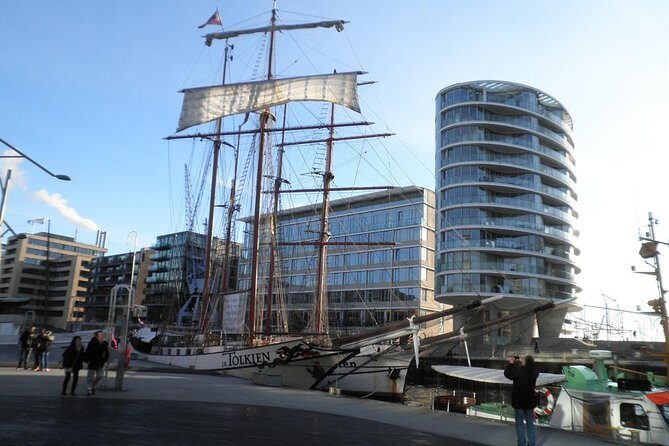 Down Town to Speicherstadt, HafenCity and Elbphilharmonie - Trostbrücke and Deichstraße: where the port met the merchants