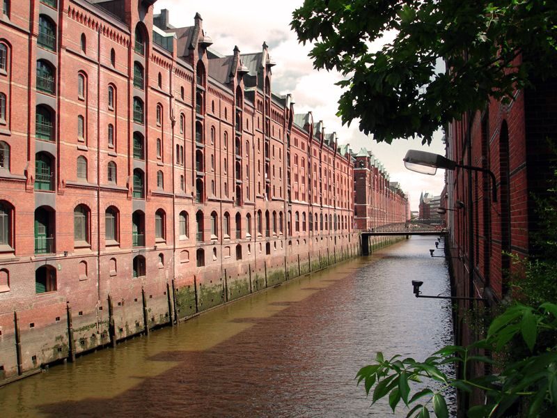 English Hamburg City Center Pay-What-You-Want Walking Tour - Finding the Yellow Umbrellas at Hamburg Town Hall