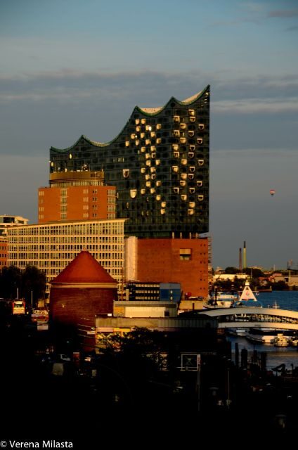 English Hamburg City Center Pay-What-You-Want Walking Tour - What kind of guide style you can expect in English
