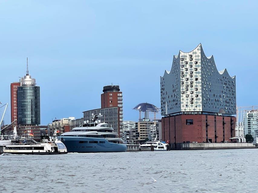 Free Tour: Port, Red Light District and Beatles. You decide how much to pay at the end - St. Pauli and the Red Light District: nightlife streets with a discretion filter