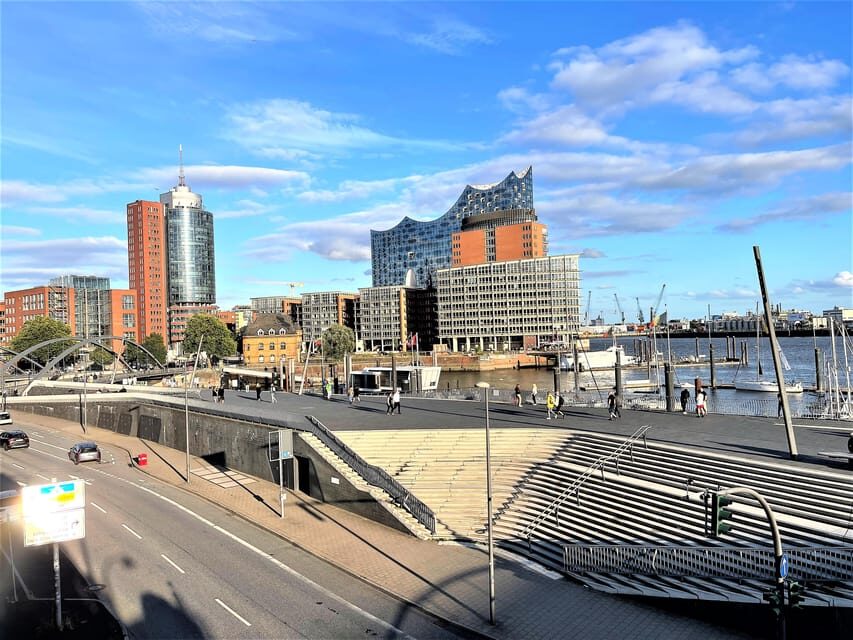 Free Tour: Port, Red Light District and Beatles. You decide how much to pay at the end - Weather, pacing, and the reality of a two-hour walk