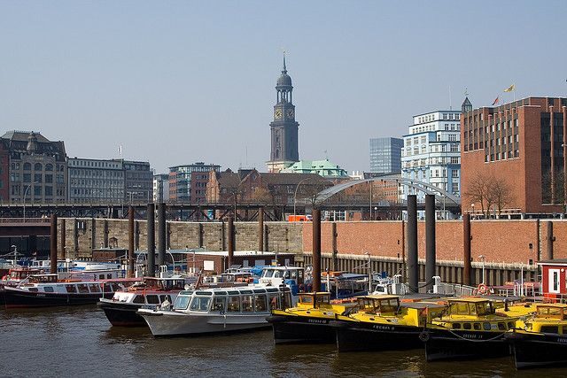 Hamburg: 1.5-Hour Comedy Bus Tour in German - Finding the start point: Tanzende Türme on the Reeperbahn