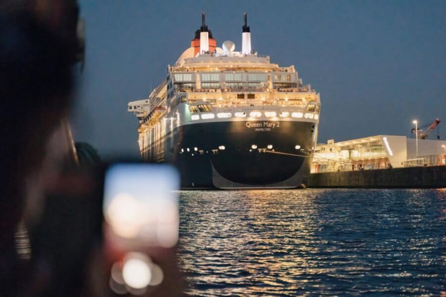 Hamburg: 1.5-Hour Evening Lights Harbour Cruise on a Ship - Elbphilharmonie and HafenCity Views: The Best Night-Photo Run