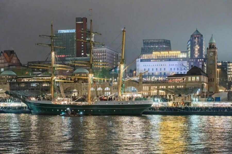 Hamburg: 1.5-Hour Evening Lights Harbour Cruise on a Ship - On Board: German Live Commentary, Bar Snacks, and Deck Time