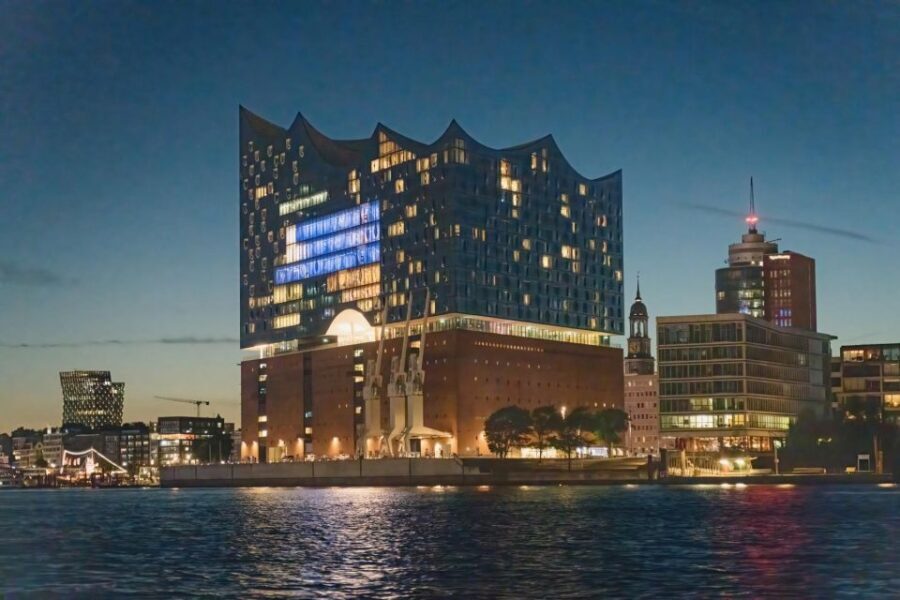 Hamburg: 1.5-Hour Evening Lights Harbour Cruise on a Ship - Best Seats and Winter Reality: Avoiding Foggy Window Problems