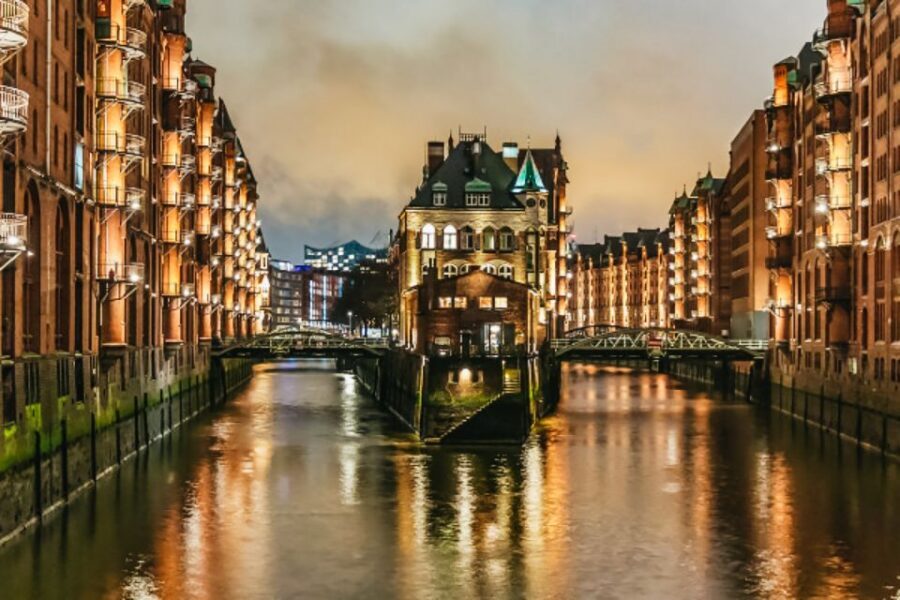 Hamburg: 1.5h Grand Harbor Evening Lights Cruise - Speicherstadt after dark: when the canals and blue lights line up