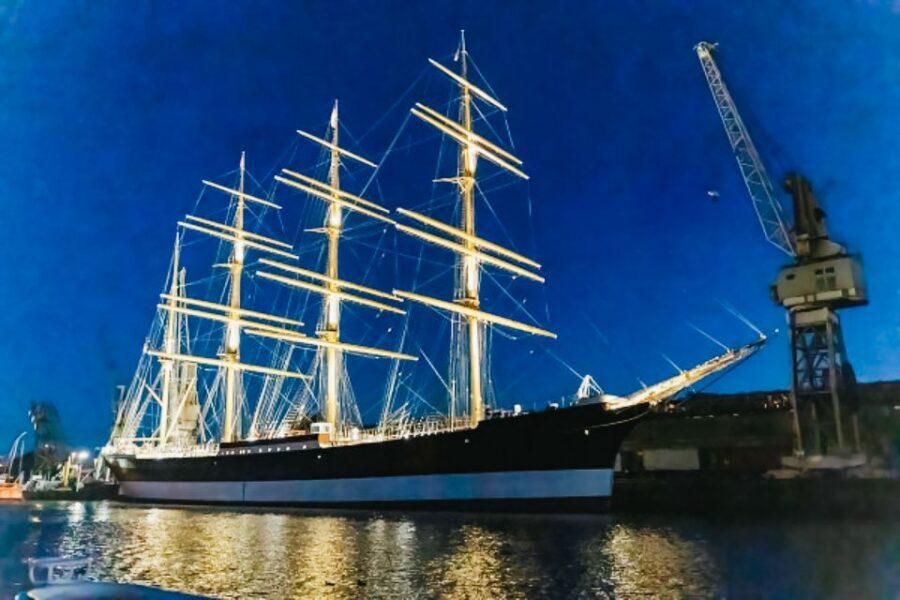 Hamburg: 1.5h Grand Harbor Evening Lights Cruise - Drinks and the not-included basics: plan like it’s a working port