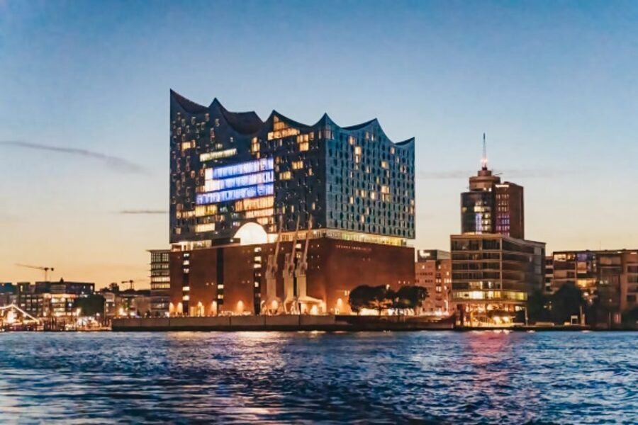 Hamburg: 1.5h Grand Harbor Evening Lights Cruise - When the route changes: tides and a possible swap in boat type