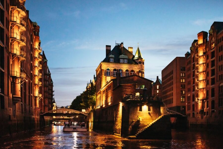 Hamburg: 1-Hour Harbor Evening Lights Cruise - Stop-to-stop: what you see along the Hamburg “light corridor”