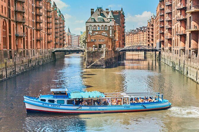 Hamburg: 1-hour harbor tour - A modern district under development: Hamburg keeps moving