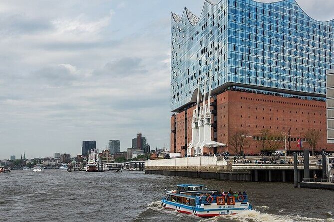 Hamburg 2-hour harbor tour on the beautiful Elbe - From Brücke 1 to the Elbphilharmonie: Hamburg’s harbor icons in motion