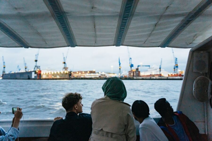 Hamburg: 90-Minute Evening Lights Harbor Cruise - Captain-led live moderation in German: how to make it work
