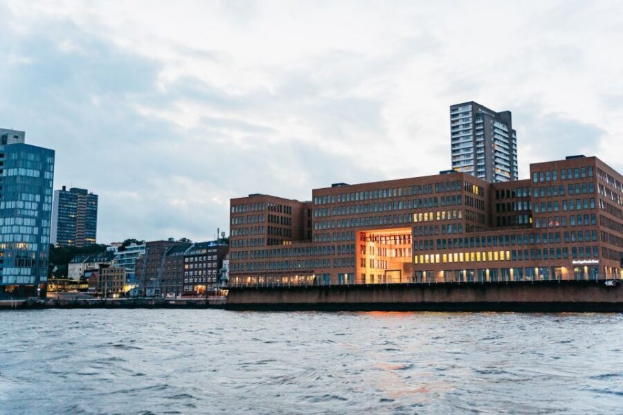 Hamburg: 90-Minute Evening Lights Harbor Cruise - Special departures: Queen Mary II and Hafen celebration cruises