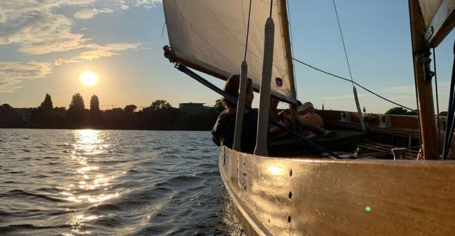 Hamburg: Alster River Sailboat Tour with Sundowner - How the captain makes sailing simple (and fun)