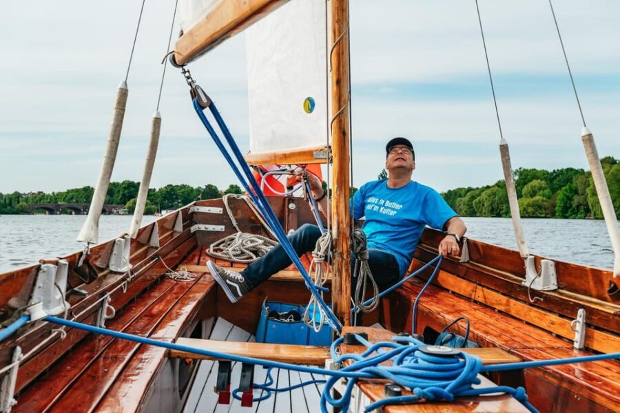 Hamburg: Alster River Sailing Tour on a 2-Masted Sailboat - 7) Clothing, comfort, and what to bring so you’re not distracted