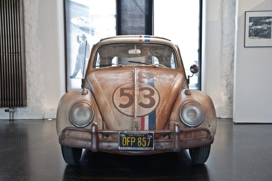 Hamburg: Automuseum PROTOTYP ticket - Automuseum PROTOTYP: cars with people at HafenCity’s doorstep