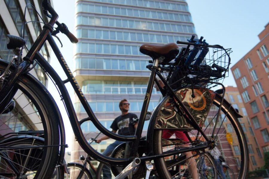 Hamburg: Bike Rental - Your self-paced route: stitching together close sights