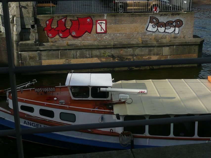 Hamburg: Bike Tour of the Speicherstadt & Old Harbor - Chilehaus and the first photo stops: setting the city’s rhythm