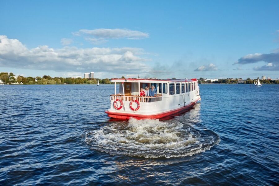 Hamburg: City Cruise on Alster Lake - The one-hour rhythm: Alster Fountain, Lombards bridge, and the Outer Alster