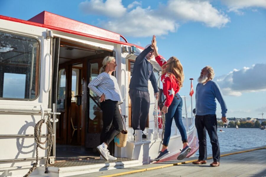 Hamburg: City Cruise on Alster Lake - Guide delivery and English audio: what to expect, and how to prepare