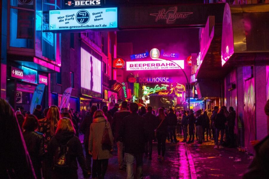 Hamburg Combi: 1,5h Evening Cruise & 2h Reeperbahn Tour - Drinks Included, plus a Guide Who Sets the Tone