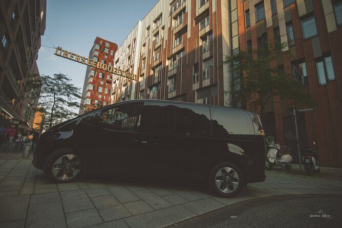 Hamburg Driverguide 4 hrs. - max. 7 persons - Angela Scheefeld and the small-group advantage