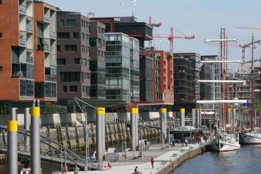 Hamburg: Guided Port Walk for Families - Deichstraße and HafenCity Canals: Port Life Made Picture-Smart