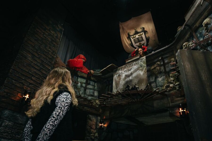 Hamburg: Hamburg Dungeon Admission Ticket - Entering the story: how the actors pull you in