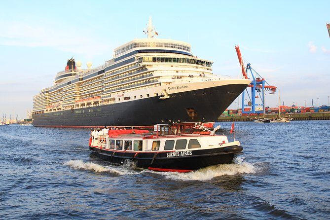 Hamburg harbor tour with a barge - Why a barge-style harbor tour beats the big sightseeing boats