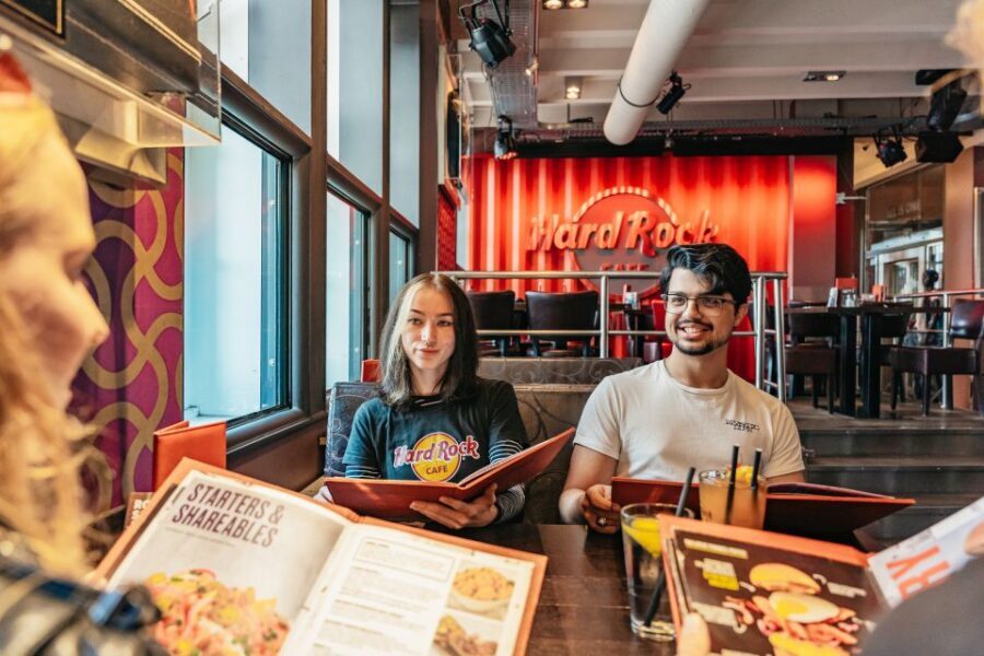 Hamburg: Hard Rock Cafe Skip-the-Line Meal - Service speed and the “2-hour reality”