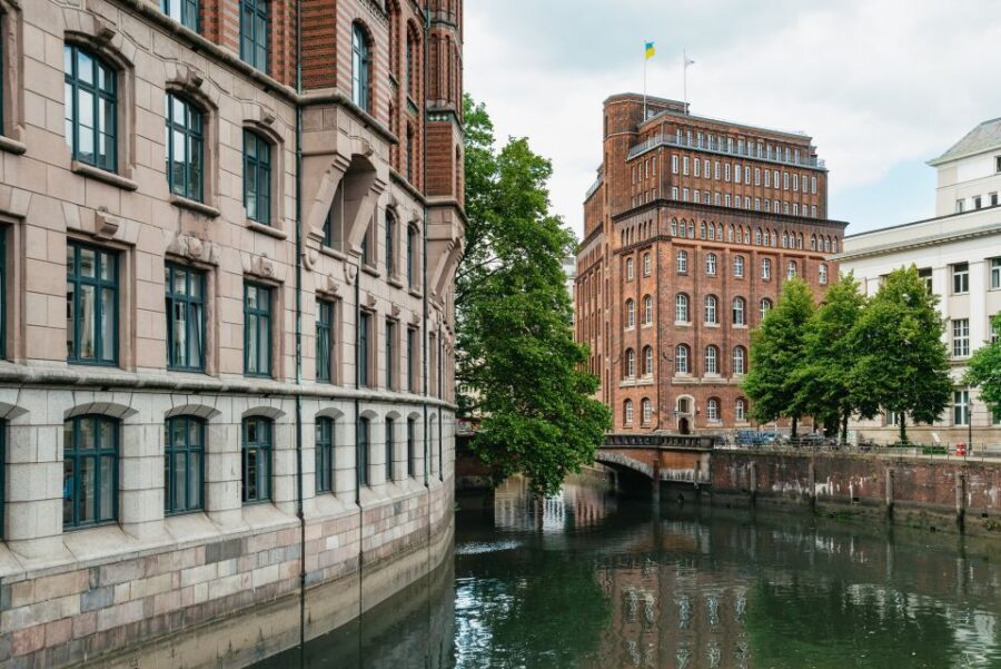 Hamburg: Hop-On Hop-Off Bus with Alster or Harbor Cruise - St. Pauli Piers and Boarding Reality: Where Time Goes to Escape You
