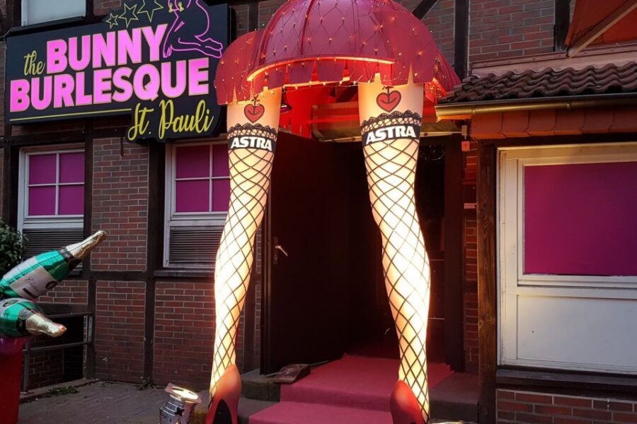 Hamburg: In the Footsteps of "Olivia" Reeperbahn Tour - Panoptikum, Spielbudenplatz, and Davidwache: Photo Stops That Don’t Feel Like “Just Look There”