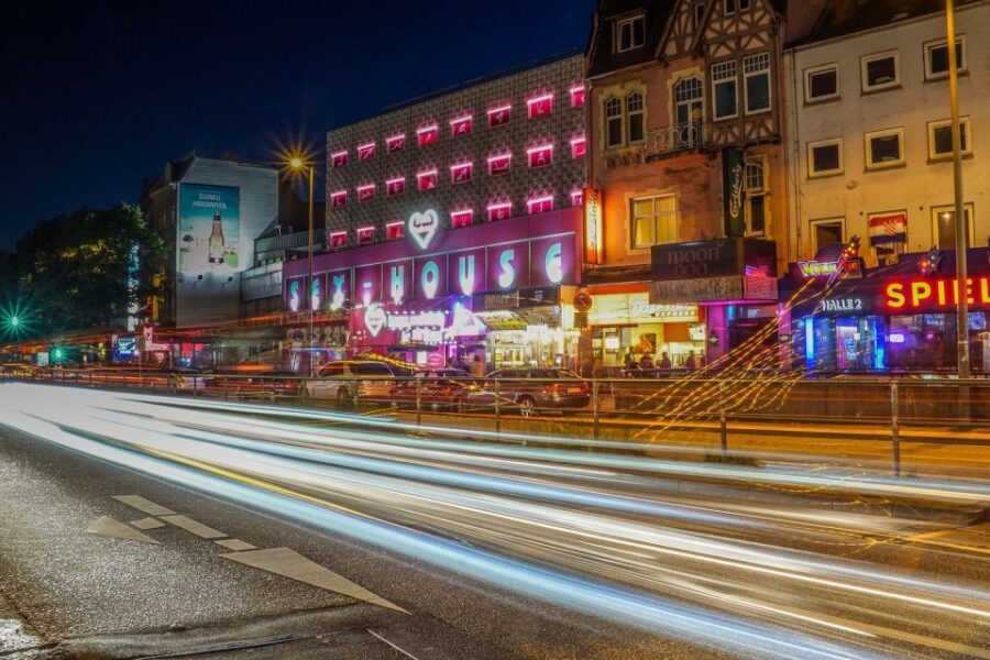 Hamburg: In the Footsteps of "Olivia" Reeperbahn Tour - Olivia Jones Bar and Olivias Wilde Jungs: Drag History, Explained Without the Guesswork