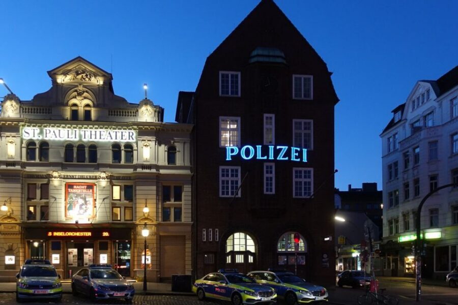Hamburg: In the Footsteps of "Olivia" Reeperbahn Tour - Große Freiheit as the Finale: Wrapping Up With Spirits and a Local Drink