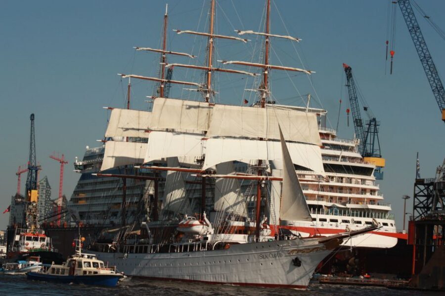 Hamburg: Line F Hop-On Hop-Off Bus and Boat Tour - Pros and possible snags: how to protect your time