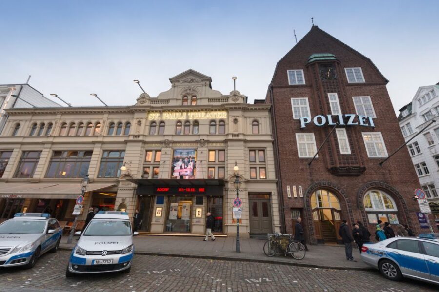 Hamburg: Olivia Jones Tour with Iconic Barker Fabian - Price and timing: why $42 for 100 minutes can make sense