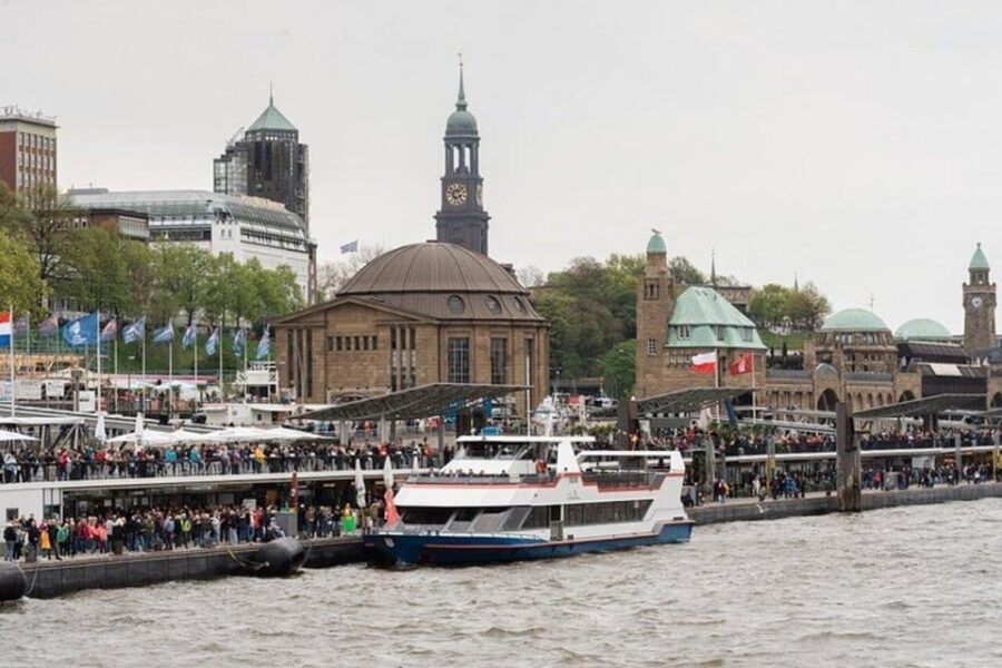 Hamburg: One Hour Traditional Harbor Cruise - Live German captain commentary: the difference between seeing and understanding