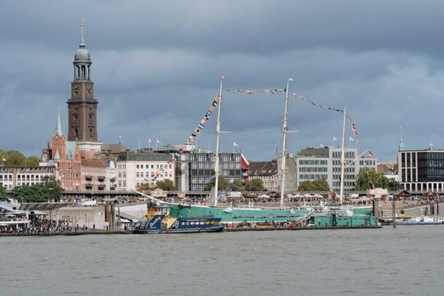 Hamburg: One Hour Traditional Harbor Cruise - Practical details that affect your comfort