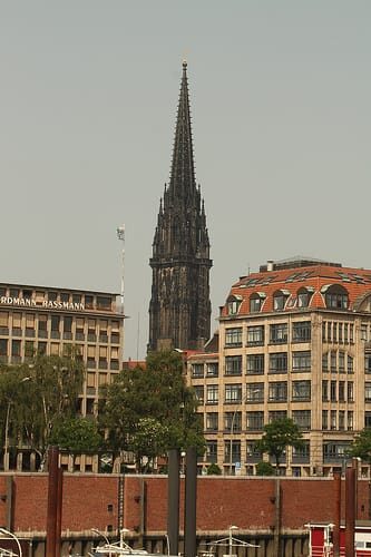 Hamburg: Private Tour Down Town around City Hall - Kontorhausviertel and Chilehaus: architecture that tells you who paid for power