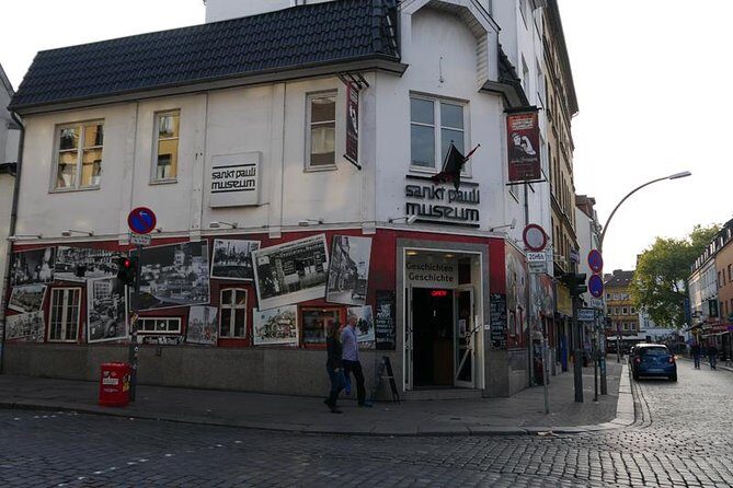 Hamburg: Red- & Bluelight - Private guided Reeperbahn Tour - The 2-hour format: why it works in a street like this