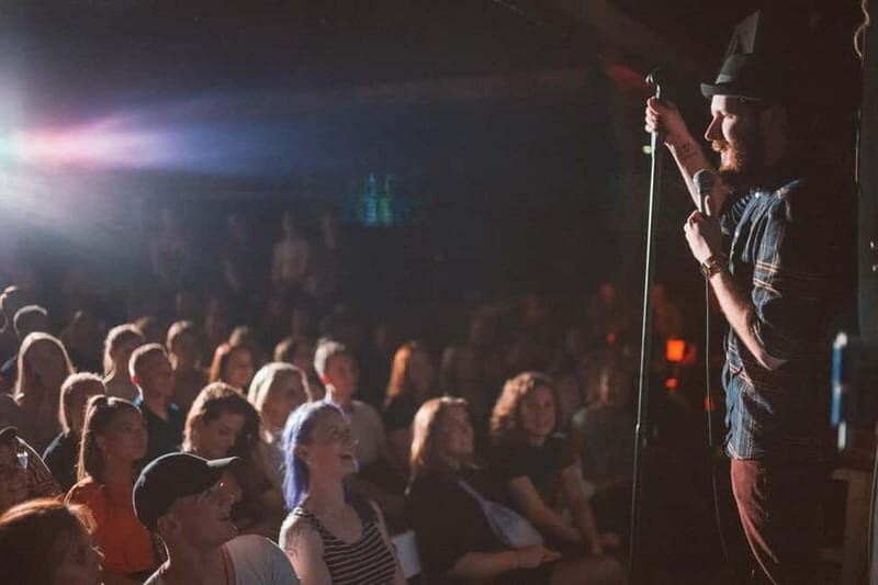 Hamburg: Reeperbahn Comedy Club - The Atmosphere: Close Quarters, Big Night Energy