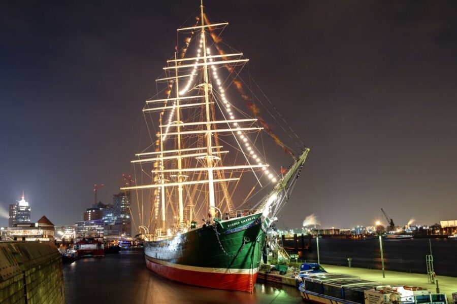 Hamburg: RICKMER RICKMERS Museum Entry Ticket - Onboard restaurant: Hamburg dishes after the ship walk