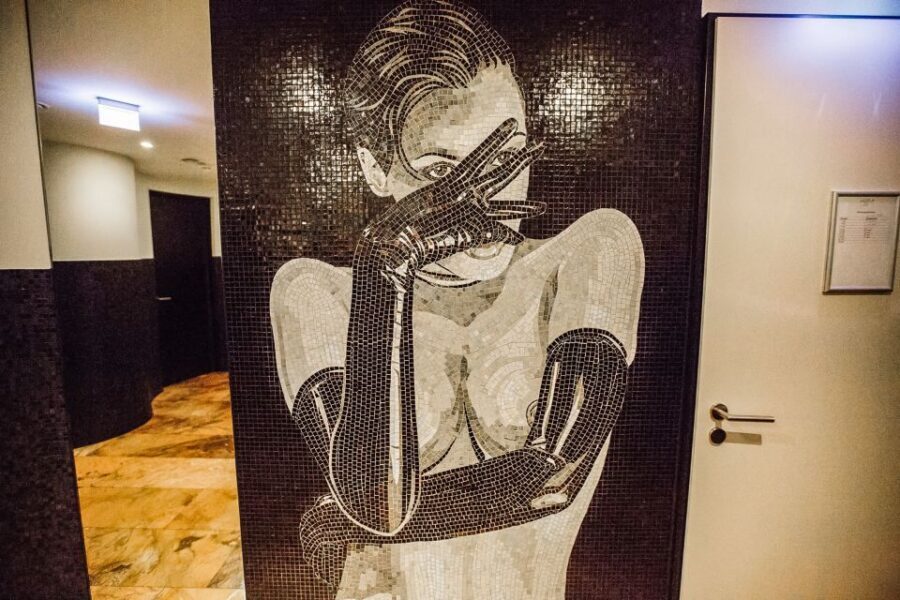 Hamburg: Sex and Crime in St. Pauli Tour for Ages 18+ - The Basement Boxing Club: Tyson and Klitschko Training Room
