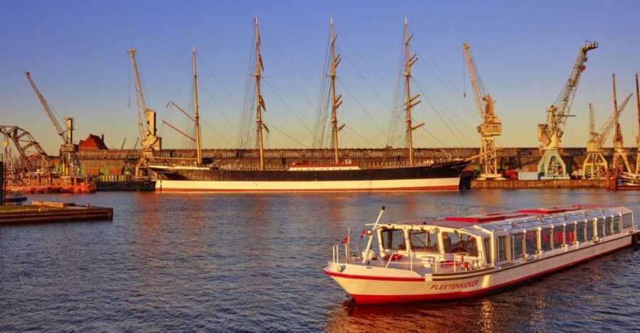 Hamburg: Sightseeing Cruise through the City's Waterways - Where to meet and how this Hamburg route feels
