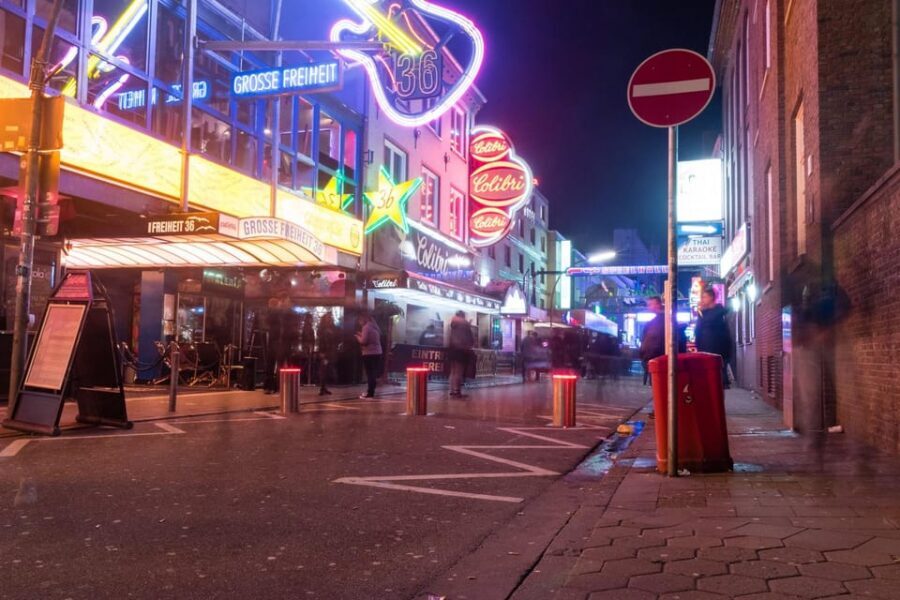 Hamburg: Sin & Sex Guided Tour of Reeperbahn - Photo Stops That Keep You Oriented at Night