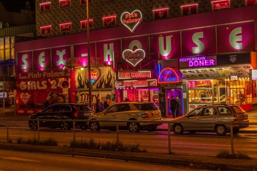 Hamburg: Sin & Sex Guided Tour of Reeperbahn - Drinks and Timing: Beer, Spirits, and a Manageable Pace