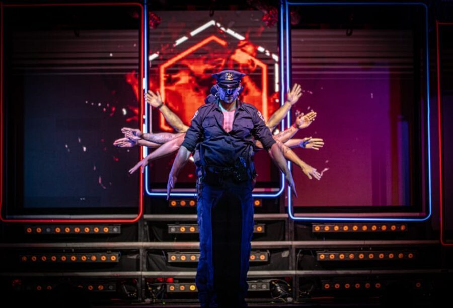 Hamburg: SIXX PAXX Show Entry Ticket - What to expect during the performance (music, movement, and interaction)