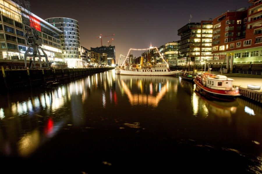 Hamburg: Speicherstadt and HafenCity 2-Hour Tour - Pace, weather, and how to enjoy it without rushing